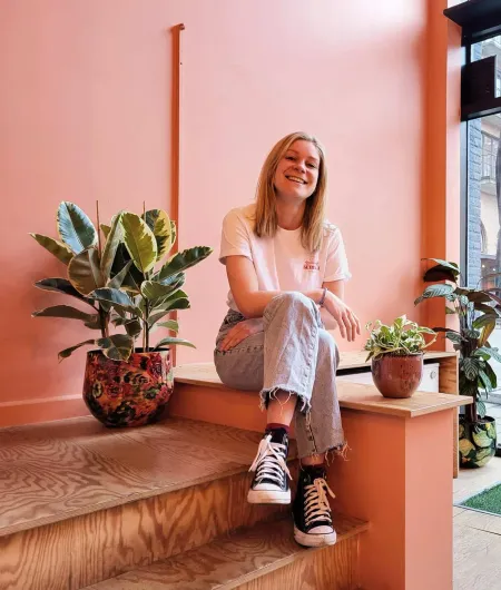 Aglaia Walleghem, zaakvoerder van Pepper, in het kleurrijke interieur van de zaak